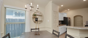 Close to Everything: mins from to Downtown, NRG, Medical Center!