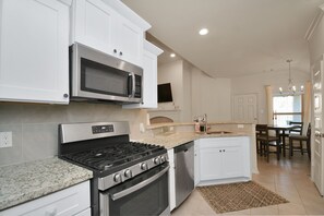 Fridge, microwave, oven, stovetop - World Cup House! Close to Everything:mins from to Downtown, NRG, Medical Center! (houston)