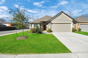 Exterior - Holiday House! Close to Everything: mins from to Downtown, NRG, Medical Center! (houston)
