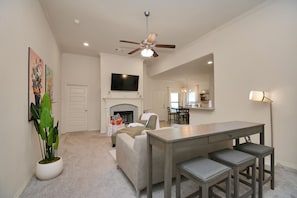 TV - Holiday House! Close to Everything: mins from to Downtown, NRG, Medical Center! (Houston)