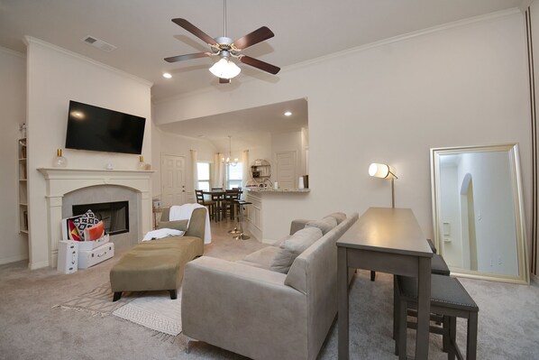 TV - Holiday House! Close to Everything: mins from to Downtown, NRG, Medical Center! (houston)