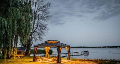 Sandy Beach/Boating/Swimming/Hot Tub/Marina/Trails