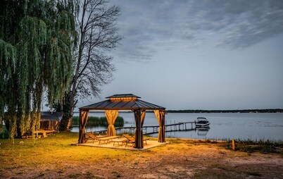 Sandy Beach/Boating/Swimming/Hot Tub/Marina/Trails