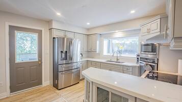 Een koelkast, een magnetron, een oven, een kookplaat