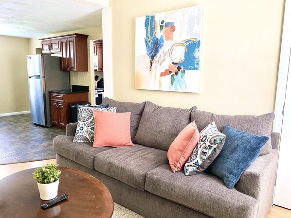 Smart TV - Comfy Easeful Two Bedroom Apartment. 30 Minutes to Boston (Brockton)