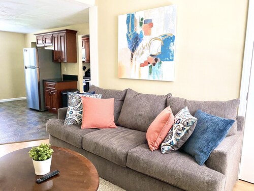 Comfy Easeful Two Bedroom Apartment. 30 Minutes to Boston