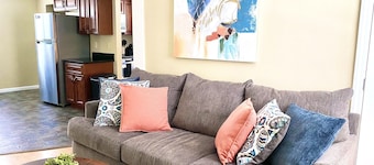 Comfy Easeful Two Bedroom Apartment. 30 Minutes to Boston