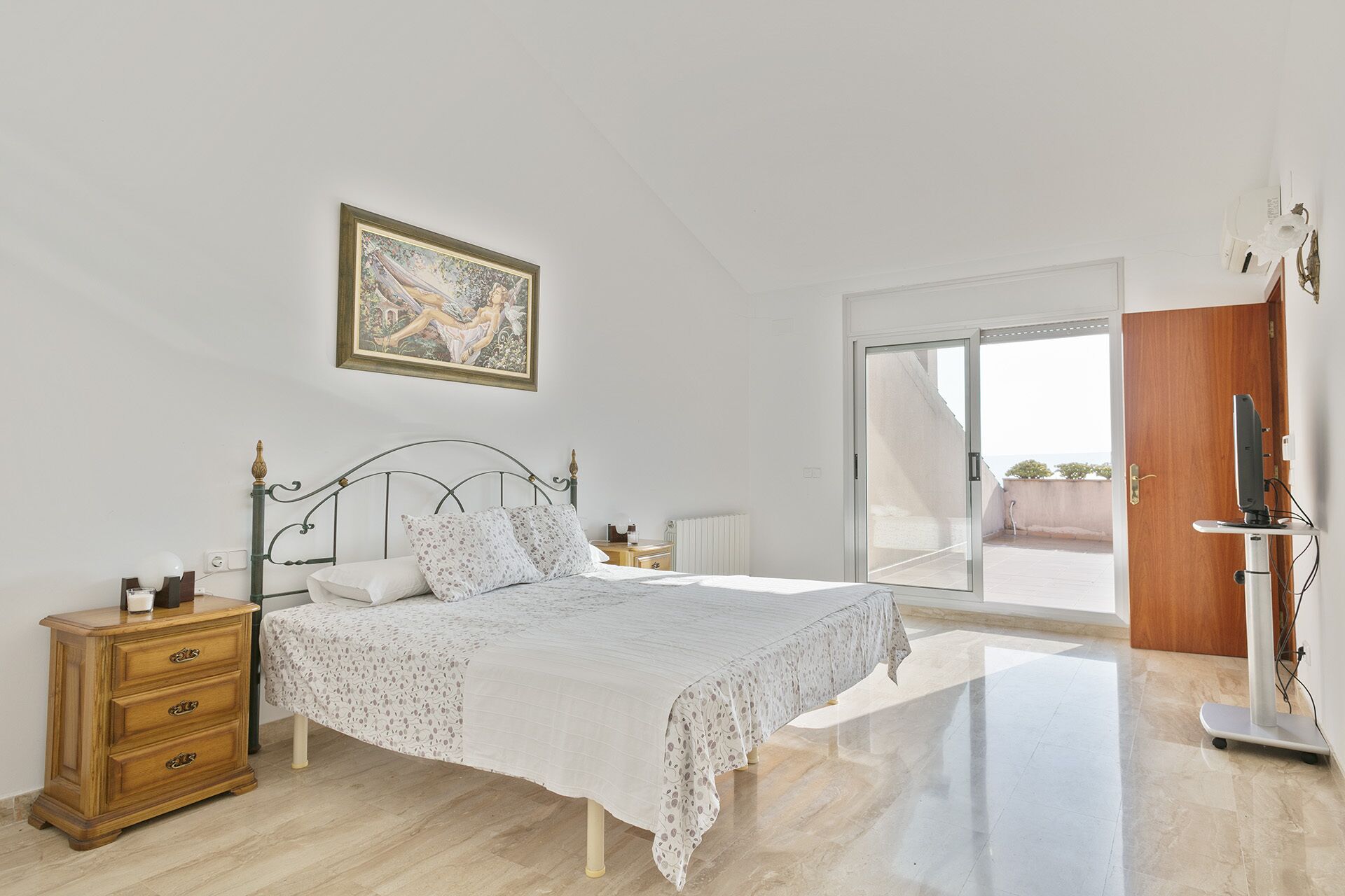 4 habitaciones, tabla de planchar con plancha y cuna de viaje 