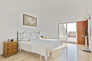 4 dormitoris, planxa i posts de planxar i un bressol de viatge 