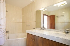 Bathtub, hair dryer, bidet, towels