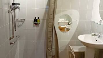 Standard Twin Room | Bathroom | Shower, hair dryer, towels, soap