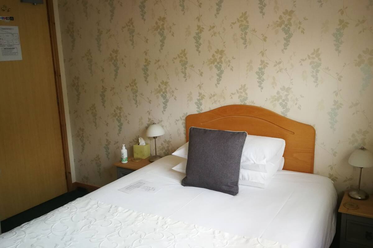 Single Room | In-room safe, desk, free WiFi, bed sheets