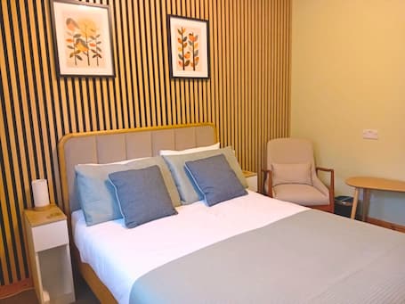 标准双人房 | 客房内保险箱、免费 WiFi、床单. 德弗伦旅馆民宿