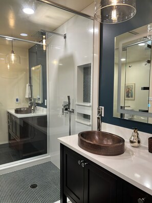 Duschwanne, Haartrockner, Fußbodenheizung (Badezimmer), Handtücher