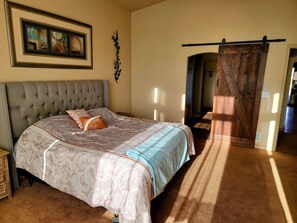 5 Schlafzimmer, Schreibtisch, Bügeleisen/Bügelbrett, Reisekinderbett