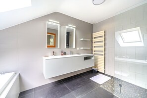 Haartrockner, Handtücher, Toilettenpapier