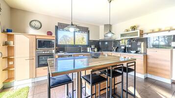 Réfrigérateur, micro-ondes, four, lave-vaisselle