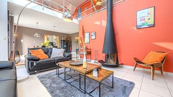 Televisión, chimenea, estéreo y oficina