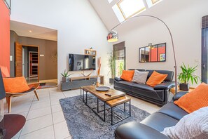 Televisio, takka, stereot, työhuone