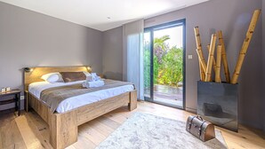 Un dormitorio moderno con cama de madera, un ventanal y vistas al verdor.