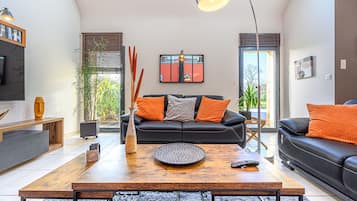 Televisión, chimenea, estéreo y oficina