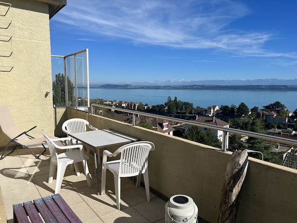 Outdoor dining - Large penthouse apartment with lake view (Neuchâtel)