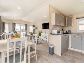 Cottage | Private kitchen | Fridge, dishwasher, electric kettle, toaster - The Cotswold Holiday Lodge (Evesham)