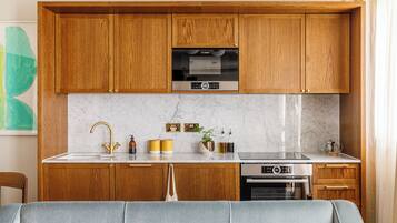 Apartment (0 Bedroom) | Private kitchen | Fridge, microwave, oven, stovetop