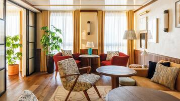 Apartment (0 Bedroom) | Lobby sitting area