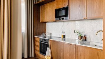 Apartment (0 Bedroom) | Private kitchen | Fridge, microwave, oven, stovetop