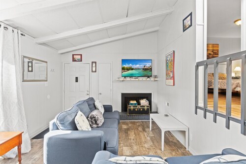 "Beachy" Getaway - Cozy and Secluded Lodge Home