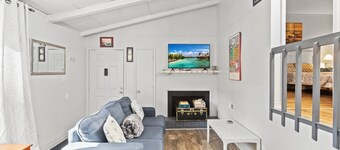 "Beachy" Getaway - Cozy and Secluded Lodge Home