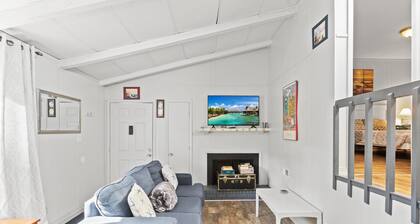 "Beachy" Getaway - Cozy and Secluded Lodge Home