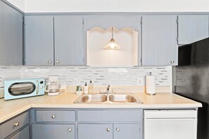 Fridge, microwave, oven, stovetop - "Beachy" Getaway - Cozy and Secluded Lodge Home (Wendell)