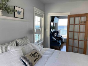 4 عدّة غرف نوم وواي فاي مجانًا وملاءات أسرّة