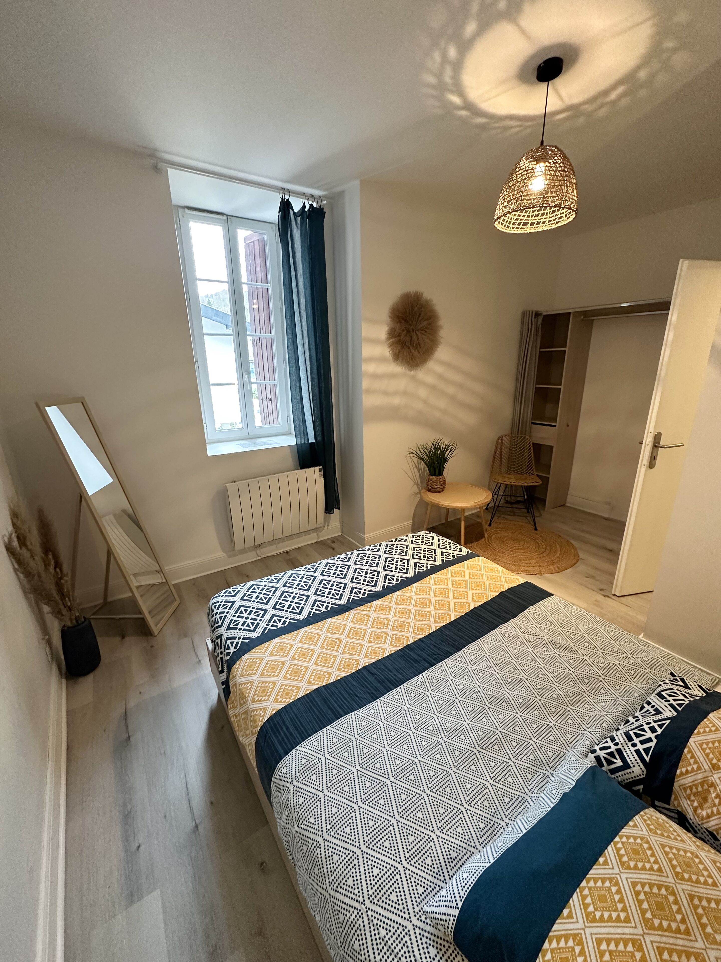 ** Large cozy apartment in the center of Nay **