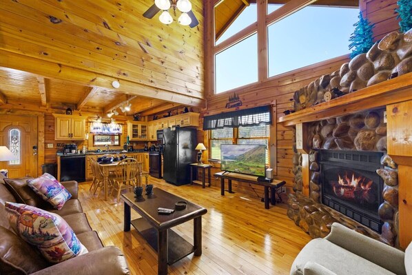 Smart TV, chimenea, videojuegos y biblioteca musical 