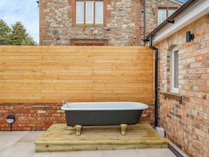 Outdoor spa tub - Christopher's Cottage (Warcop, Appleby-in-Westmoreland)