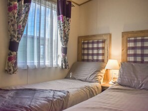 2 bedrooms, bed sheets - 2 bedroom accommodation in Robin Hood&rsquo;s Bay (Robin Hood&rsquo;s Bay)