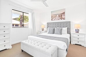 2 chambres, bureau, fer et planche à repasser, lit parapluie