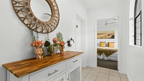 2 chambres, bureau, fer et planche à repasser, lit de bébé portatif