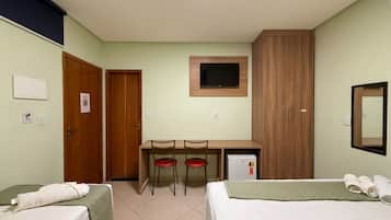 Espacio para trabajar con laptop, wifi gratis y ropa de cama