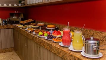 بوفيه فطور مجانًا يوميًا