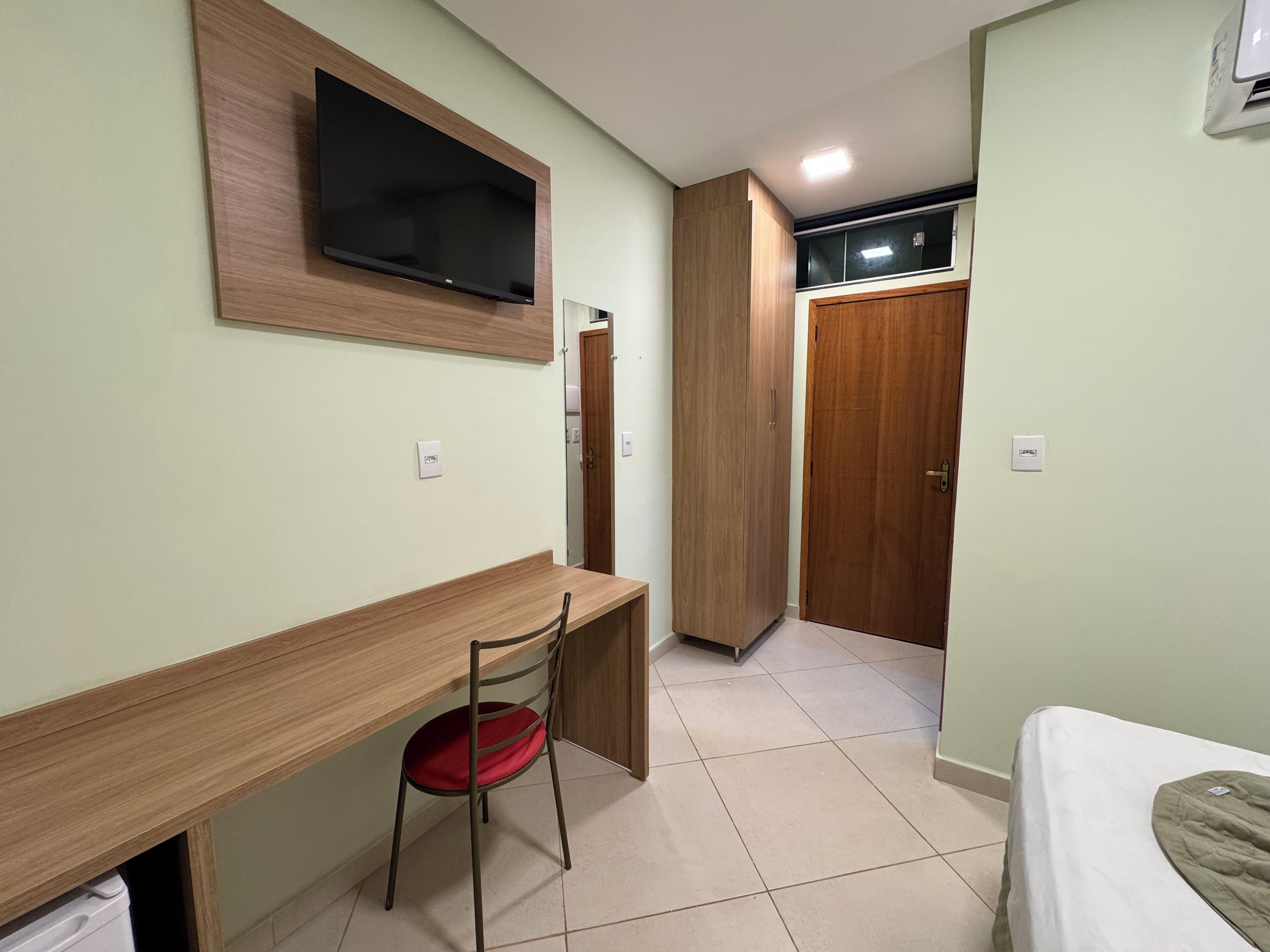 Quarto casal standard | Espaço de trabalho para notebook, Wi-Fi de cortesia, roupa de cama