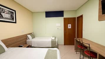 Espacio para trabajar con laptop, wifi gratis y ropa de cama