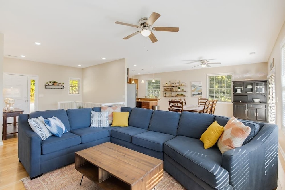 ✨New to VRBO✨ Lake front/pool table/ private dock/ huge yard/ sleeps up to 14