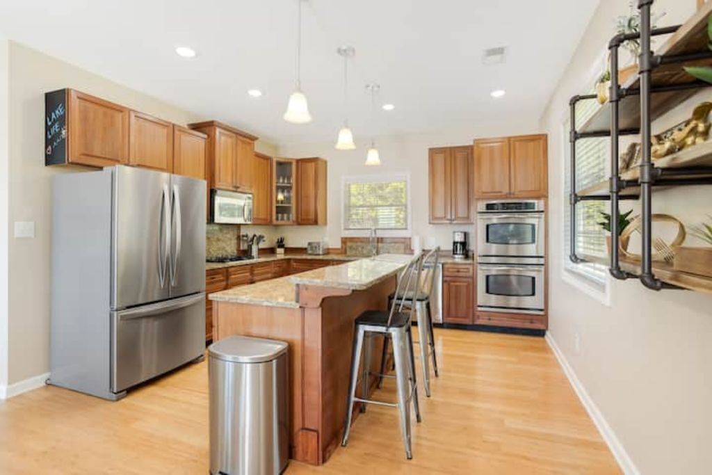 ✨New to VRBO✨ Lake front/pool table/ private dock/ huge yard/ sleeps up to 14