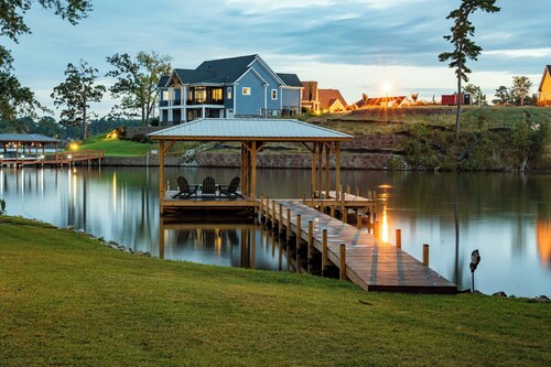 Lake front/kayaks/private dock/ firepit/game room w/ pool table/ sleeps up to 14