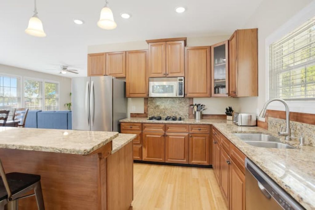 ✨New to VRBO✨ Lake front/pool table/ private dock/ huge yard/ sleeps up to 14