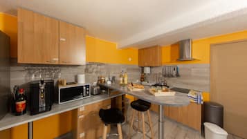 Deluxe Double Room, Ensuite, Courtyard View | Private kitchen